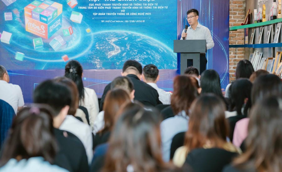 Mr. Nguyen Chan, Deputy Director of the Authority of Broadcasting and Electronic Information, spoke about the importance of fostering a team of digital content creators. Photo: MCV Unit.