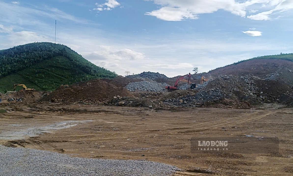 L'entrepreneur construit d'urgence l'aire de repos de l'autoroute Trúc Lâm (dans le quartier de Trúc Lâm, province de Thanh Hóa). Photo: Quách Du