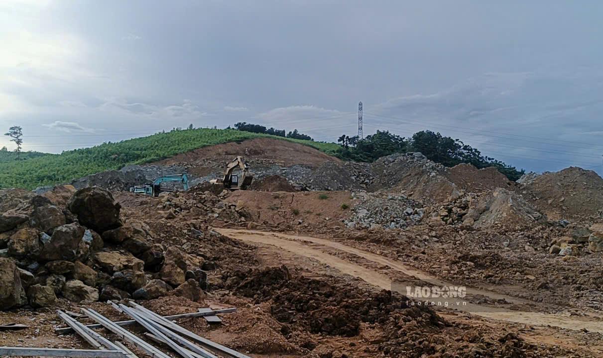 Đơn vị thi công khẩn trương san gạt đồi để thực hiện dư án. Ảnh: Quách Du