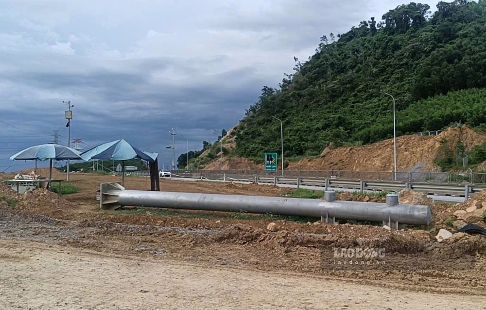 Nhiều trang thiết bị, vật tư được tập kết để phục vụ việc thi công. Ảnh: Quách Du
