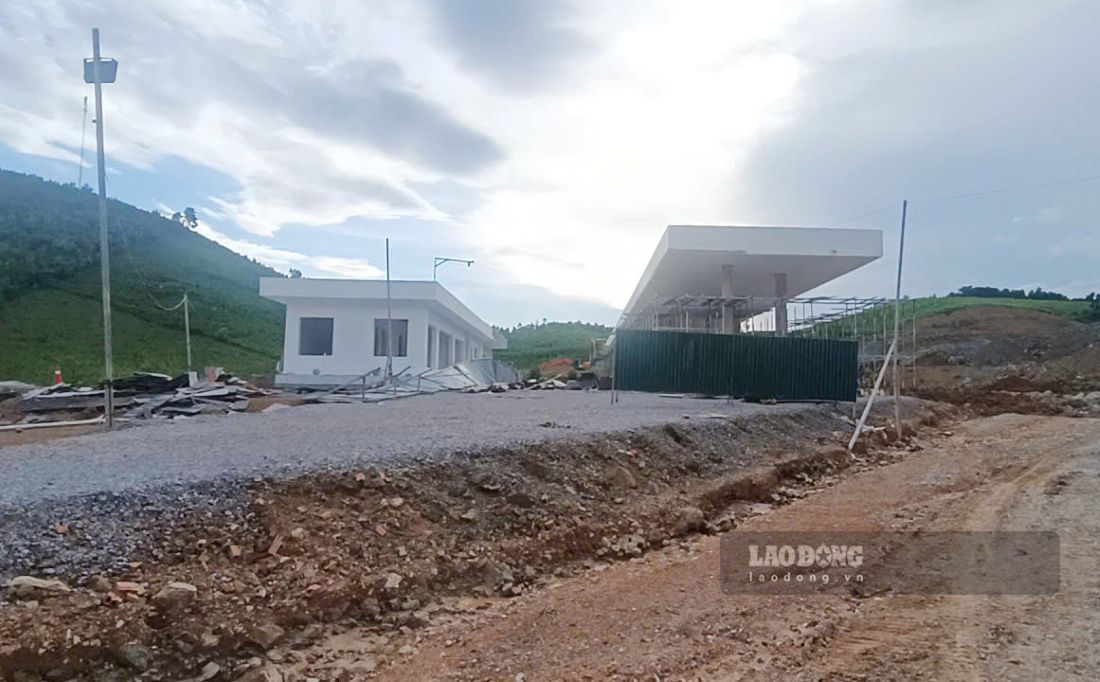 Một số hạng mục như trạm tiếp nhiên liệu đã được xây dựng và đang trong quá trình hoàn thiện. Ảnh: Quách Du
