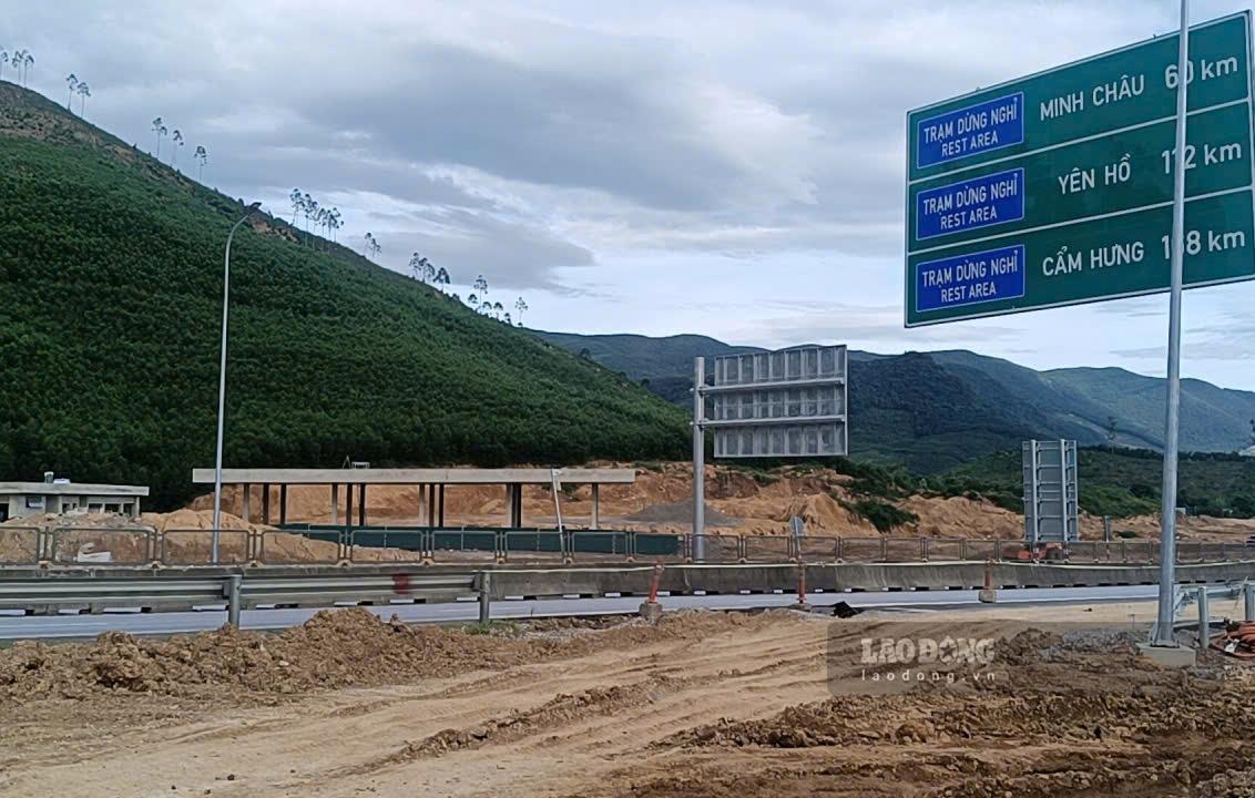 Khu vực trạm dừng nghỉ đã được đấu nối, các phương tiện có thể ra vào. Ảnh: Quách Du