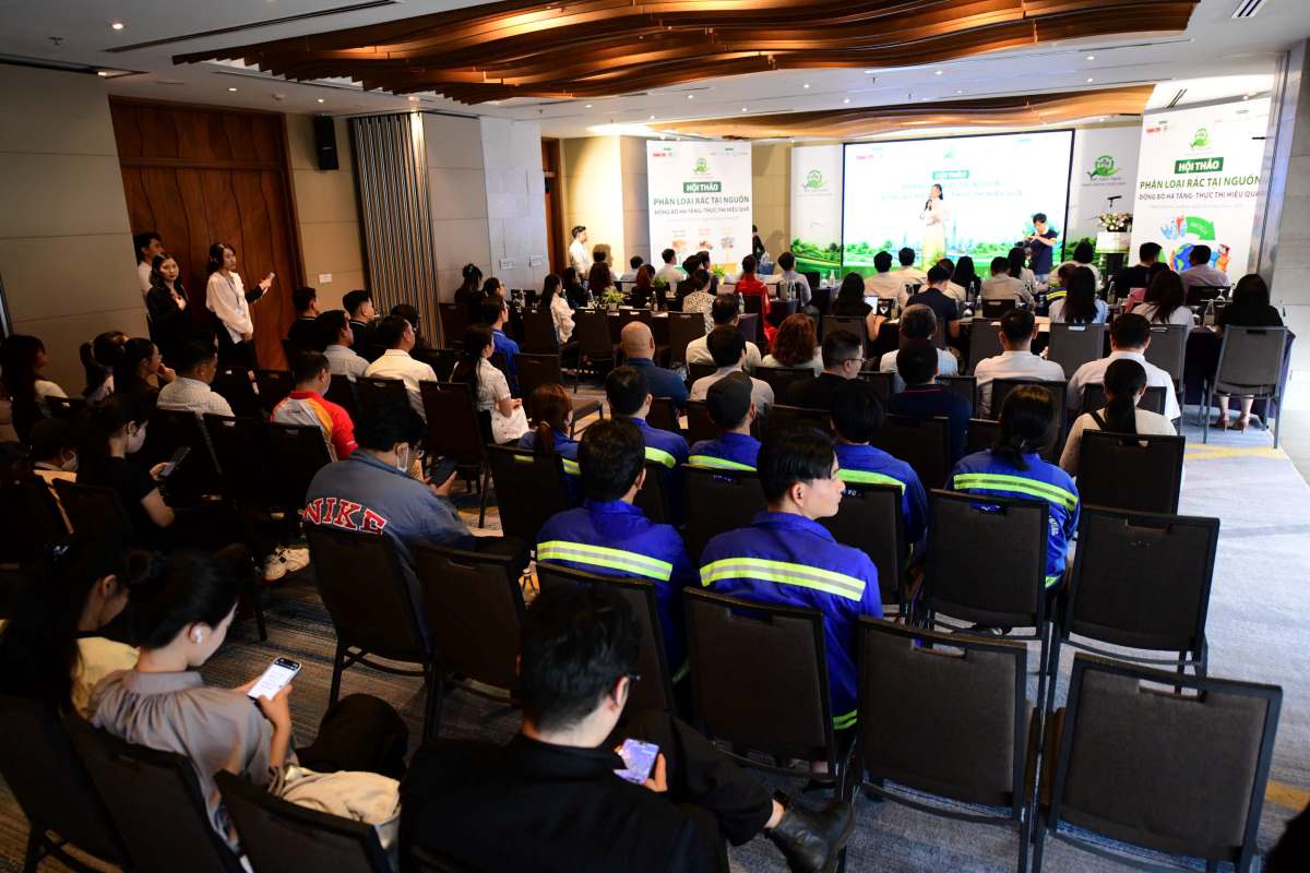 Experts gave many notable figures on the classification and treatment of solid waste in Vietnam at the workshop on the afternoon of August 28. Photo: Organizing Committee