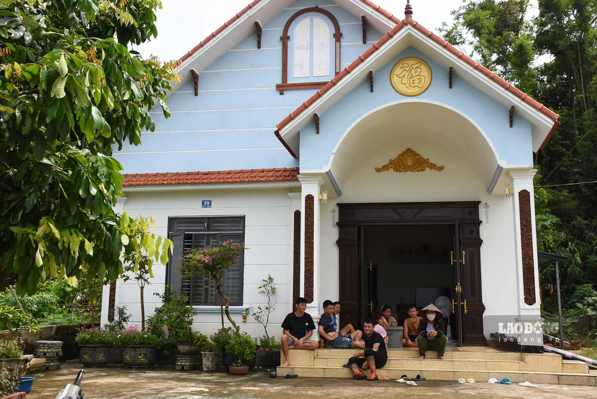 Người dân nơi đây chủ yếu sống bằng nghề nuôi trồng, đánh bắt hải sản. Ngoài ra, nhờ sự đầu tư phát triển các mô hình kinh tế, đời sống người dân ngày càng tốt hơn, những ngôi nhà khang trang được xây dựng ngày càng nhiều.