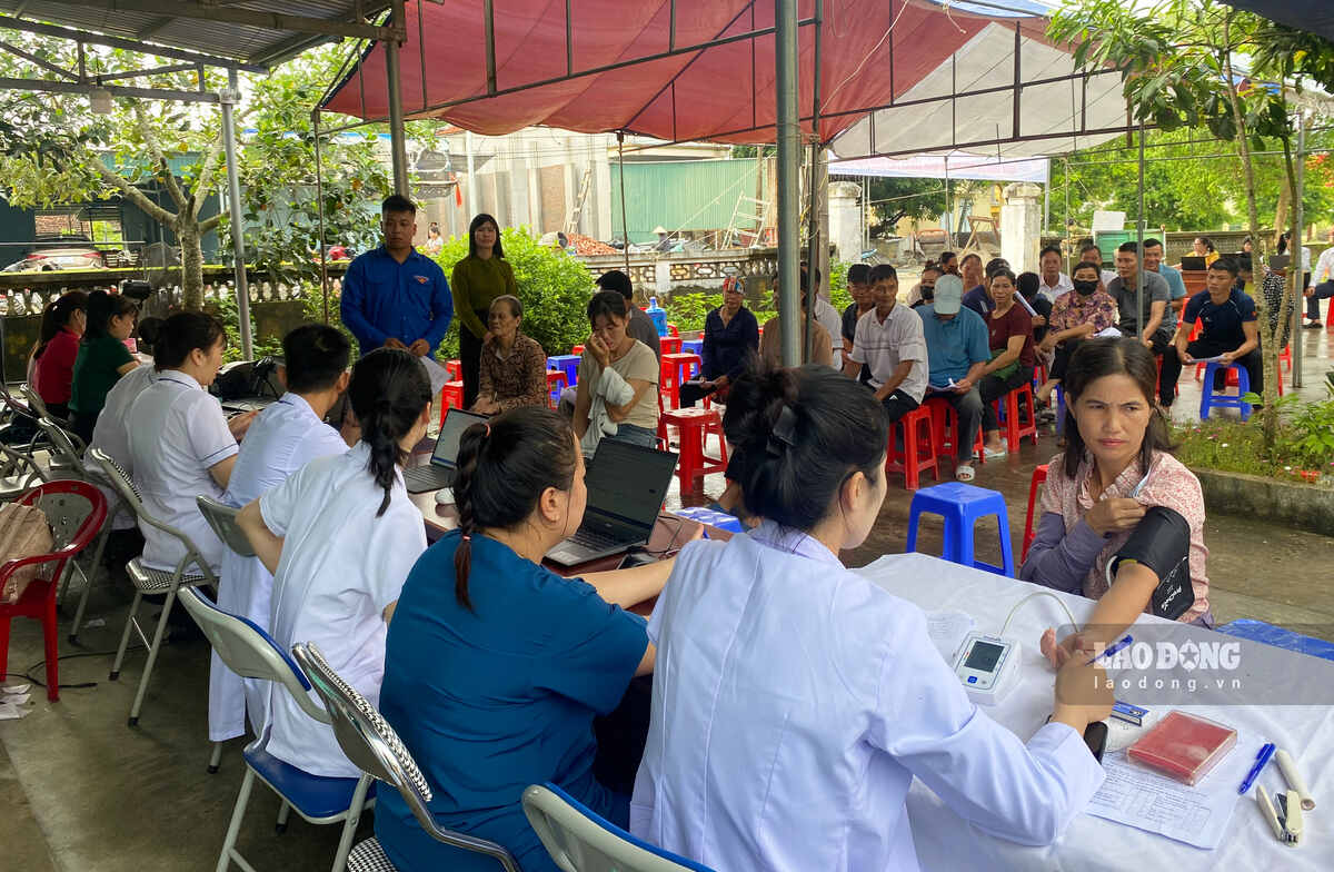 Chính quyền địa phương cũng xác định công tác an sinh xã hội là nhiệm vụ trọng tâm. Xã thực hiện thăm hỏi, động viên gia đình khó khăn trên địa bàn. Đồng thời, chính quyền xã phối hợp cùng các lực lượng biên phòng, hải quan, công an... tổ chức hỗ trợ các gia đình khó khăn, đặc biệt trong việc phòng chống thiên tai, tìm kiếm cứu nạn, phát triển kinh tế xã hội, phát triển các mô hình sản xuất, góp phần tạo niềm tin cho người dân. Bên cạnh sự phát triển kinh tế, xã cũng, chính quyền xã Vĩnh Thực đặc biệt quan tâm phát triển lĩnh vực y tế, giáo dục. Trong đó, công tác chăm sóc sức khỏe ban đầu cho người dân cũng được đặc biệt quan tâm.