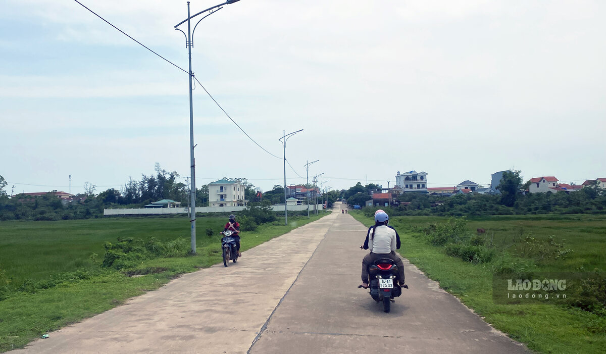 Bên cạnh đó, hệ thống giao thông trên xã đảo đã được đầu tư, nâng cấp và hoàn thiện cơ bản đồng bộ, hiện đại. Khi đến tham quan đảo Vĩnh Thực, du khách có thể lựa chọn xe ô tô, xe điện, hoặc xe máy để di chuyển. Địa phương đang triển khai đẩy mạnh khoa học công nghệ, ứng dụng chuyển đổi số gắn với phát triển du lịch, dịch vụ trên địa bàn và đã triển khai, xây dựng trang Vĩnh Thực số. “Chúng tôi cập nhật, chuyển tải các thông tin cụ thể, chi tiết về các dịch vụ, lĩnh vực phát triển kinh tế, xã hội, thủ tục hành chính công phục vụ nhân dân và du khách đến xã đảo Vĩnh Thực cũng như tìm hiểu về các điểm du lịch, cảnh quan trên địa bàn xã“, ông Dũng nói.