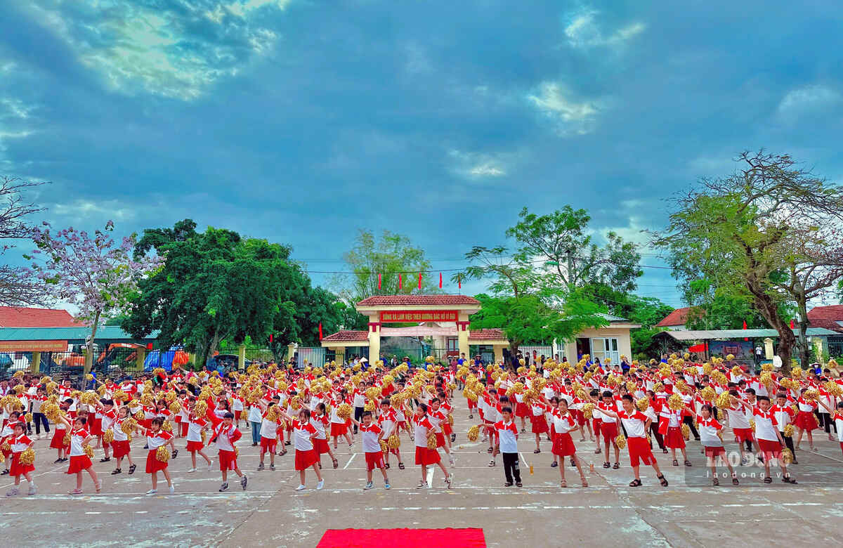 Khổng Duy Phong - Hiệu trưởng trường Tiểu học – THCS Vĩnh Thực cho hay, cơ sở vật chất, thiết bị dạy học của trường được trang bị để nâng cao chất lượng giáo dục, đảm bảo duy trì chất lượng giáo dục phổ cập Tiểu học và THCS mức độ 3, xoá mù chữ mức độ 2, duy trì trường chuẩn quốc gia mức độ 1. Đến nay, 100% các trường trên địa bàn đạt chỉ tiêu là trường chuẩn quốc gia. Mặc dù còn gặp một số khó khăn trong công tác giáo dục với đặc thù là xã đảo nhưng trong năm học 2025-2026, nhà trường cũng đạt được nhiều thành tích trong các kỳ thi. Tại kỳ thi học sinh giỏi, nhà trường đạt 2 giải Ba; tại hội thi CLB tiếng Anh cấp cụm do Sở Giáo dục tổ chức, trường đạt giải Ba toàn đoàn; tại cuộc thi Olympic tiếng Anh qua mạng cấp quốc gia, trường có 1 học sinh tham gia và đạt huy chương Bạc. Ngoài ra, nhà trường cũng tham gia đầy đủ các cuộc thi về văn hóa, văn nghệ , thể dục thể thao và đạt kết quả.