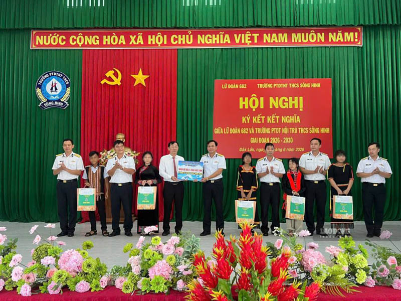 Đại diện các cơ quan, đơn vị của Lữ đoàn 682, Vùng 4 Hải quân trao quà và nhận đỡ đầu học sinh đồng bào dân tộc có thành tích xuất sắc trong học tập. Ảnh: Thanh Phong