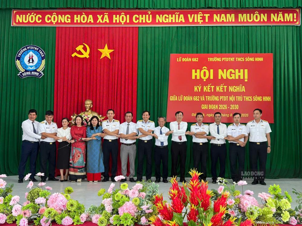 Đại diện hai đơn vị thể hiện quyết tâm thắt chặt tình đoàn kết. Ảnh: Thanh Phong
