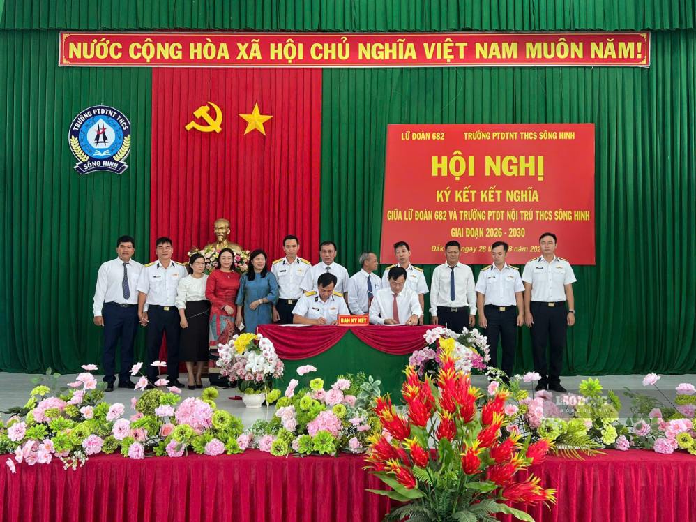 Brigade 682, Naval Region 4 signs a twinning agreement with Song Hinh Ethnic Minority Boarding Secondary School (Dak Lak). Photo: Thanh Phong