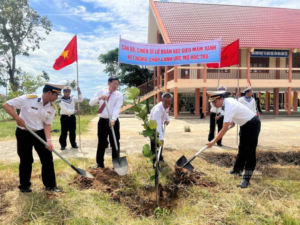 Lữ đoàn 682, Vùng 4 Hải quân trồng cây lưu niệm tại khuôn viên nhà trường. Ảnh: Thanh Phong