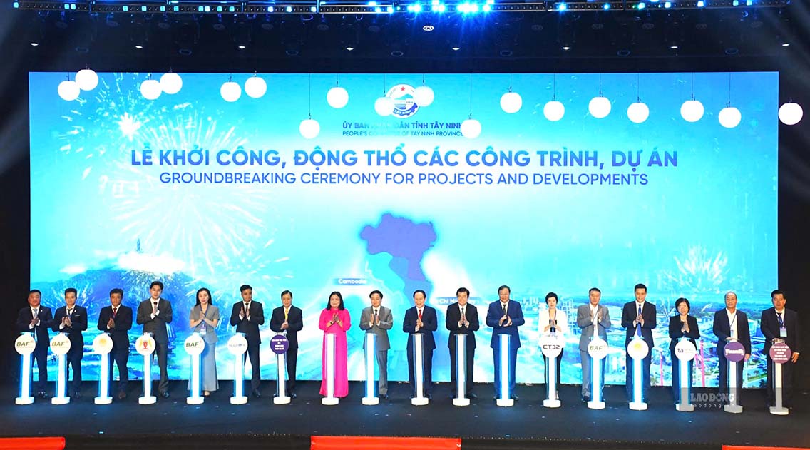 Các đại biểu thực hiện nghi thức khởi công động thổ các dự án trên bịa bàn tỉnh Tây Ninh. Ảnh: Huỳnh Du
