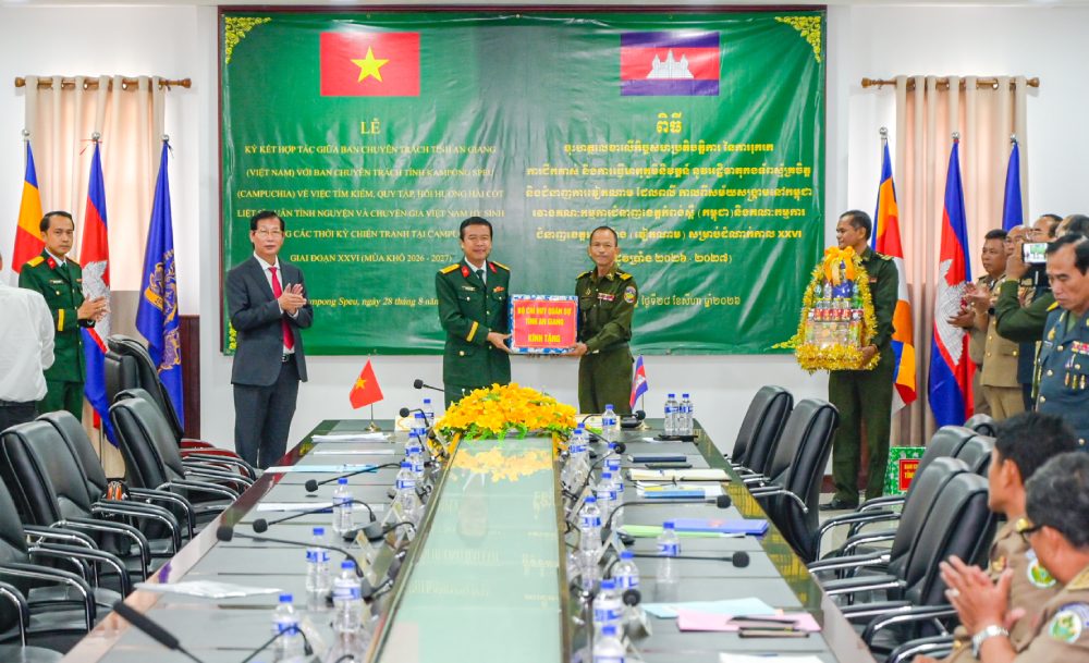 Đại tá Nguyễn Việt Thắng, Chính ủy Bộ CHQS tỉnh, Phó trưởng Ban Chuyên trách tỉnh An Giang trao tặng quà của Bộ CHQS tỉnh An Giang cho Tiểu khu Quân sự tỉnh Kampong Speu. Ảnh: Phương Vũ/Bộ CHQS An Giang