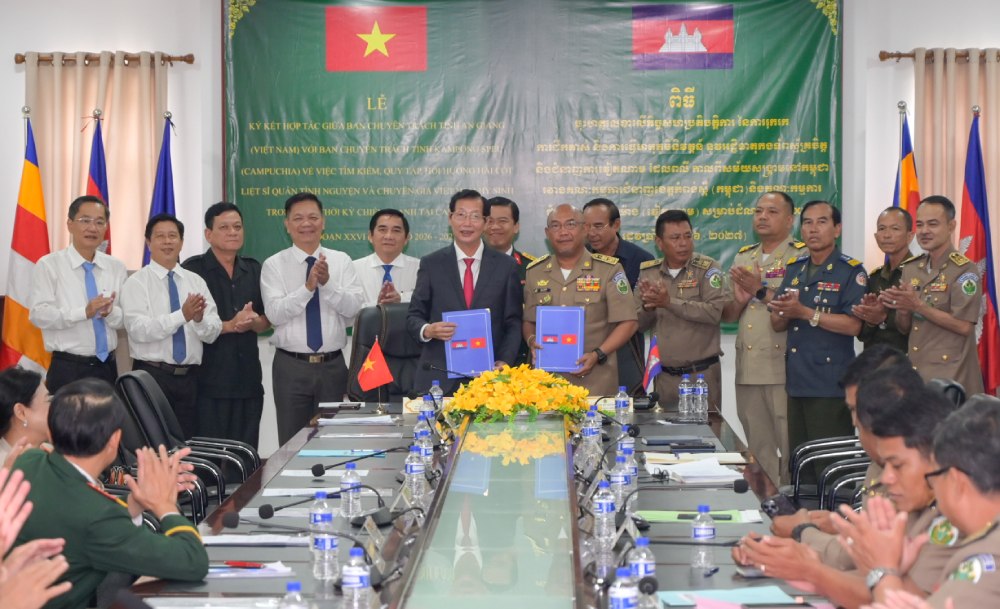 The Specialized Committee of An Giang province and the Specialized Committee of Kampong Speu province signed a memorandum of cooperation on searching, collecting, and repatriating the remains of Vietnamese volunteer soldiers and experts who sacrificed in the wars in Cambodia, phase XXVI, dry season 2026-2027. Photo: Phuong Vu/An Giang Military Command