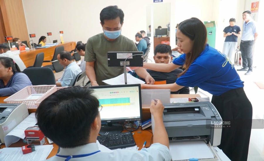 Phu Dinh ward officials enthusiastically support people in resolving administrative procedures. Photo: Minh Tam