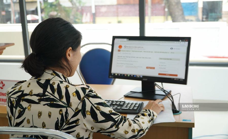 Officials need to improve their skills to make digital transformation convenient and fast in resolving procedures for people and businesses. Photo: THANH TUAN