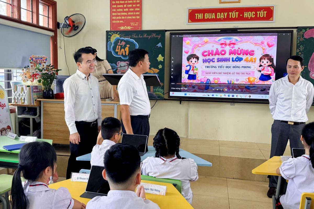 Lãnh đạo phường An Phong tham quan lớp học thông minh. Ảnh: Cổng TTĐT Hải Phòng