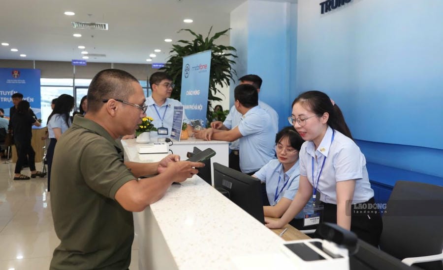 According to experts, the arrangement process has initially been associated with changing service methods, bringing public services closer to the people and gradually adapting to new management requirements. Photo: Pham Dong