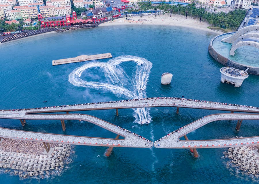 Hình ảnh lá quốc kỳ tung bay giữa biển trời Phú Quốc gợi lên cảm xúc hân hoan và niềm tự hào trong lòng nhiều du khách Việt Nam.
