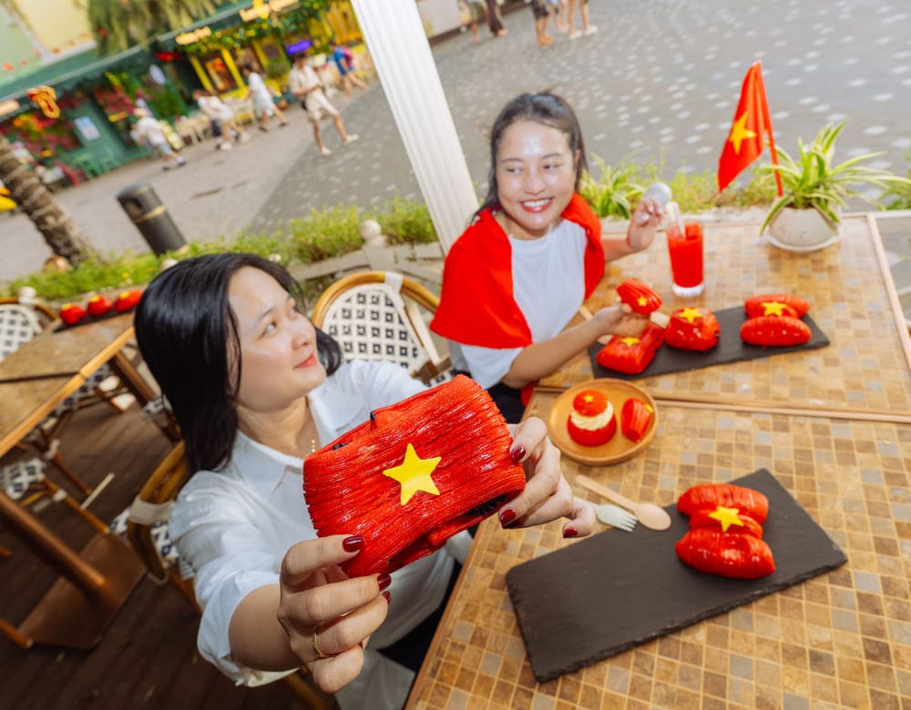 Hình ảnh lá quốc kỳ xuất hiện trên từng chiếc bánh khiến nhiều du khách thích thú.