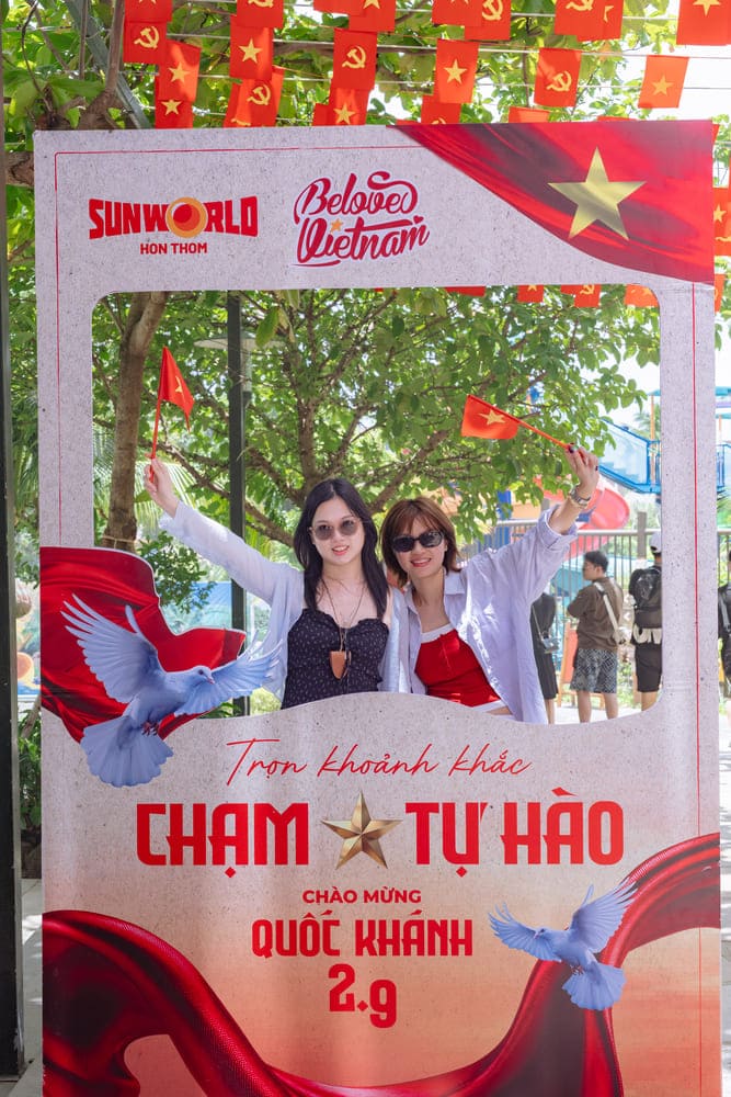 Nổi bật trong số đó là khung hình mang tên “Tấm Vé Tự Hào”, nơi sắc đỏ sao vàng trở thành phông nền cho những bức ảnh kỷ niệm. Ảnh: Ban tổ chức