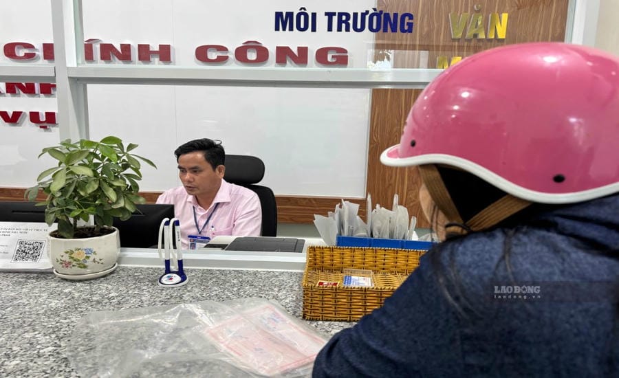 People come to carry out administrative procedures at the Public Administration Center of Tien Thanh ward, Lam Dong province. Photo: Duy Tuan