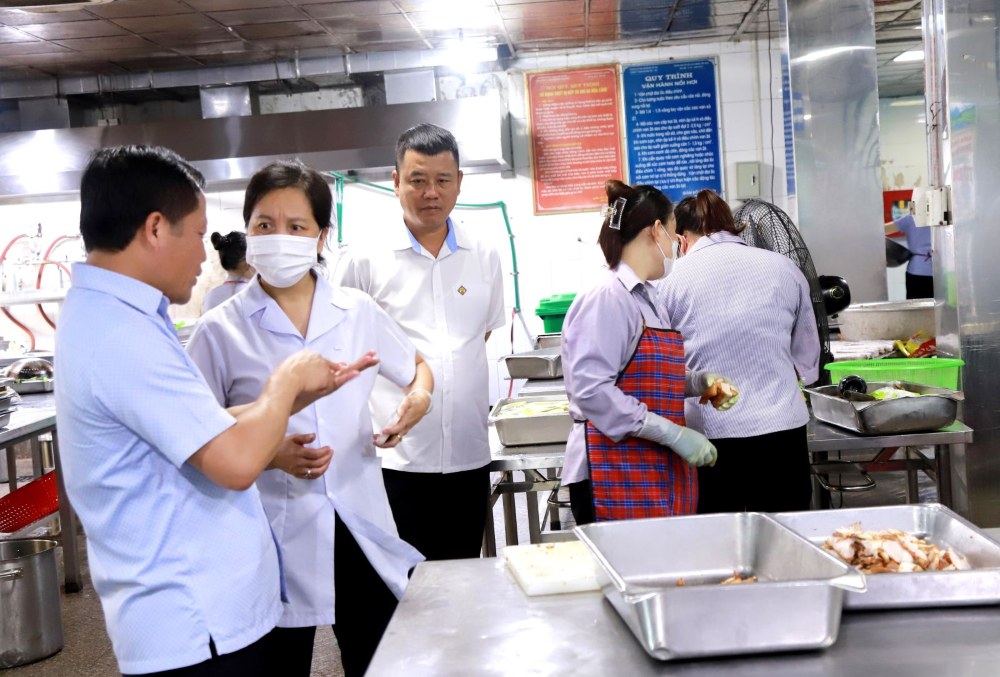 The inspection team directly inspects the workers' dining hall at the production site of Duong Huy Coal Company - TKV. Photo: Vinacomin