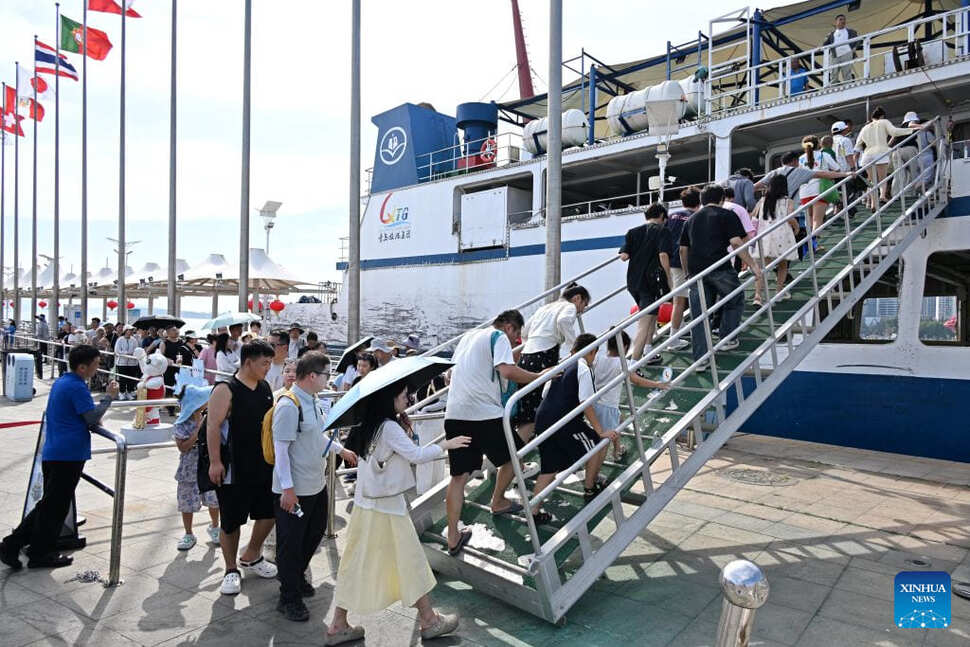 Experiencing cruises to see the Qingdao (China) coastline by boat attracts a large number of domestic and international tourists. Photo: Xinhua