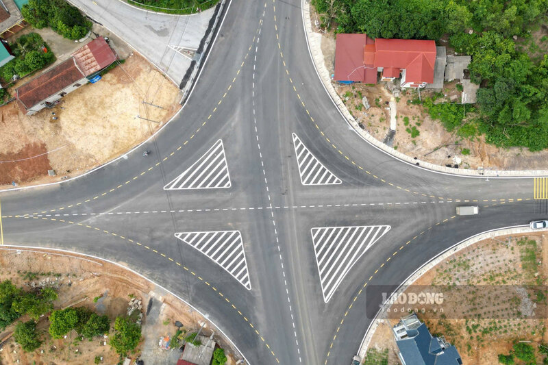 Đoạn Km81 của Quốc lộ 32 là vị trí giao cắt với đường liên vùng tại Km0 (gần cụm công nghiệp Vạn Xuân). Ảnh: Tô Công