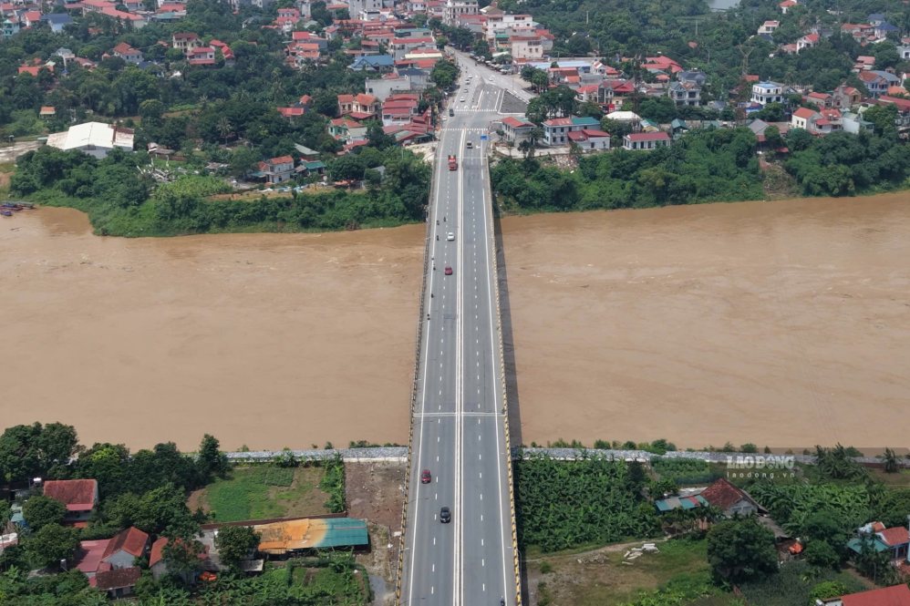 Cầu Phong Châu được khánh thành gần 1 năm về trước. Ảnh: Tô Công