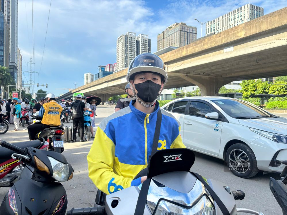 Anh Ngô Quang Thịnh, tài xế chở khách, cho biết trong ngày hôm nay, lượng khách tăng khá đông, chủ yếu là những người di chuyển đến các bến xe hoặc các điểm trung chuyển để về quê. Thời tiết nắng nóng khiến việc di chuyển thêm phần vất vả, vì vậy anh thường xuyên bổ sung nước để tránh mất nước, mệt mỏi do nắng nóng. Ảnh: Huyền Trang - Đinh Hiệp