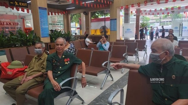 Veteran Hoang Van Doc (right) and his comrades take a bus at My Dinh bus station to return to their hometown for National Day holiday September 2nd. Photo: Dang Tien
