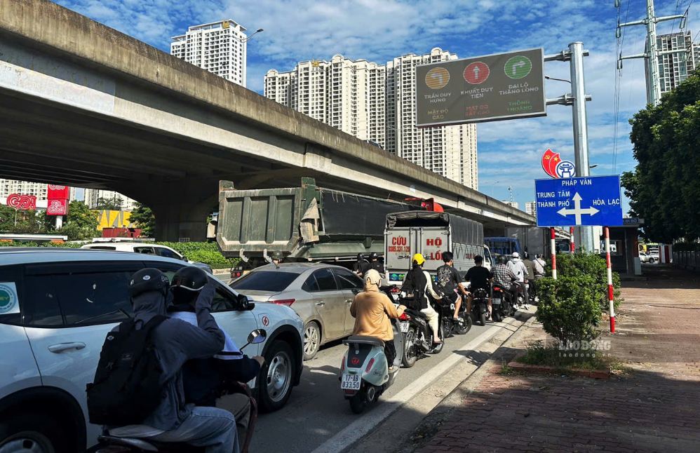 Hơn 16h, mật độ phương tiện tăng cao trên trục đường Khuất Duy Tiến - Nguyễn Xiển hướng ra cửa ngõ phía Nam Hà Nội. Các biển cảnh báo cũng thể hiện tình trạng giao thông để người dân nắm được, có lộ trình di chuyển phù hợp. Ảnh: Tô Thế