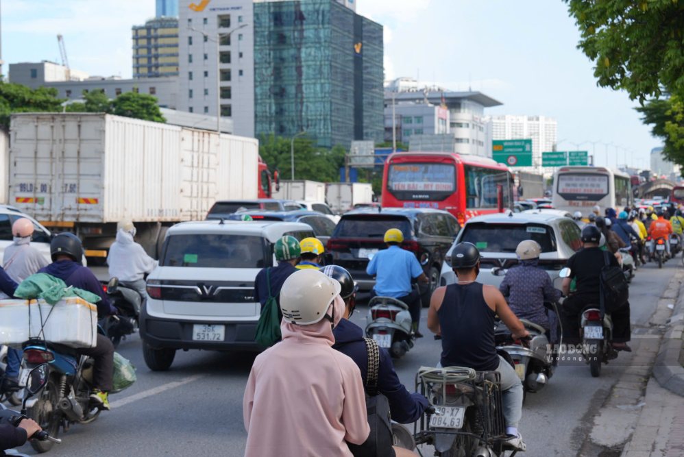 Lượng phương tiện đổ về khu vực đường Vành đai 3, hướng đi Pháp Vân - Cầu Giẽ tăng dần. Ảnh: Huyền Trang - Đinh Hiệp