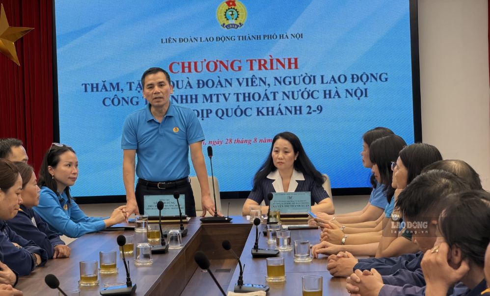 Ông Lê Đình Hùng Ủy viên Ban chấp hành Tổng LĐLĐVN, Phó Chủ tịch Thường trực LĐLĐ Thành phố Hà Nội và bà Nguyễn Thị Thanh Xuân – Phó Tổng giám đốc Công ty TNHH MTV thoát nước Hà Nội tại buổi trao quà cho công nhân có hoàn cảnh khó khăn. Ảnh: Kiều Vũ