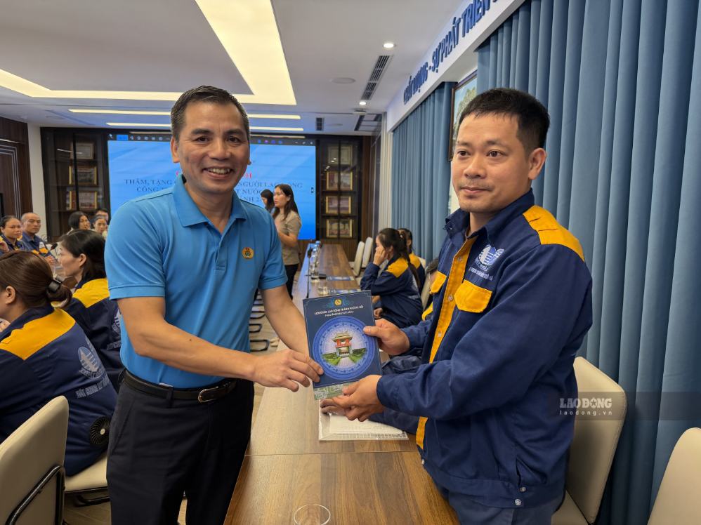 Mr. Le Dinh Hung - Member of the Executive Committee of the Vietnam General Confederation of Labor, Standing Vice Chairman of the Hanoi City Labor Federation (left) presents gifts to workers in difficult circumstances of Hanoi Drainage One Member Limited Company on the occasion of National Day September 2nd. Photo: Kieu Vu