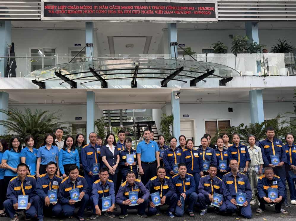 Lãnh đạo LĐLĐ Thành phố, lãnh đạo Công ty và công nhân Công ty TNHH MTV thoát nước Hà Nội. Ảnh: Kiều Vũ
