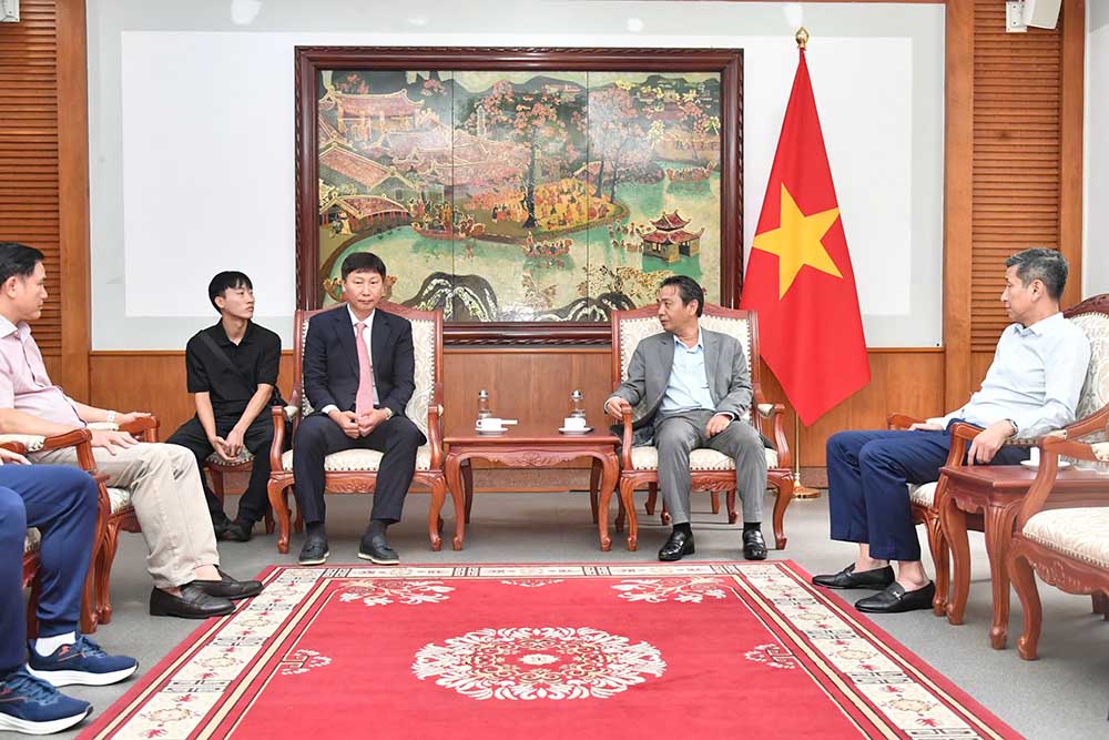 Overview of the meeting between leaders of the Ministry of Culture, Sports and Tourism and the coaching staff of the Vietnamese national team after ASEAN Cup 2026. Photo: Ministry of Culture, Sports and Tourism
