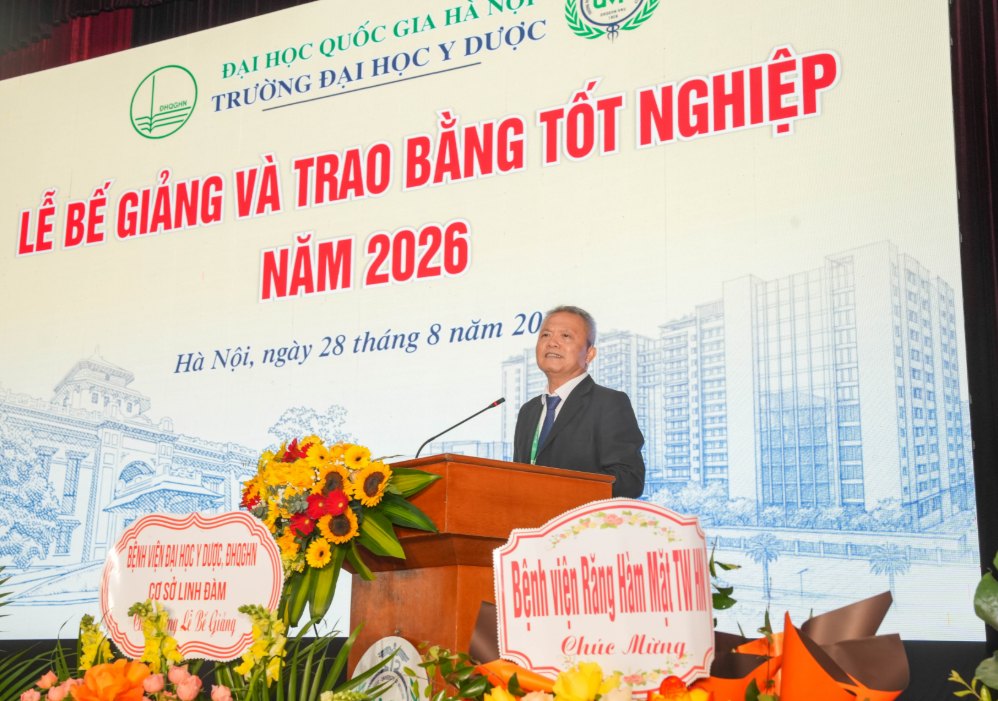GS.TS.TTND Lê Ngọc Thành - Hiệu trưởng Trường Đại học Y Dược, Đại học Quốc gia Hà Nội - phát biểu tại buổi lễ. Ảnh: Trường Đại học Y Dược cung cấp