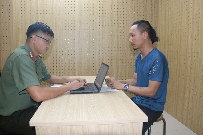 Police prosecute a kite flyer who affected flights at Tan Son Nhat airport. Photo: Ho Chi Minh City Police