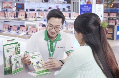 Khách hàng trẻ từ 18-20 tuổi được FE CREDIT ưu đãi lãi suất hấp dẫn khi trả góp mua xe máy, điện thoại và điện máy Nguồn: FE CREDIT