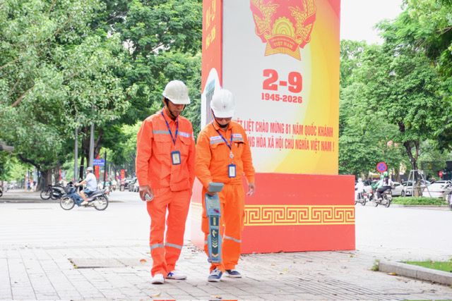 Rà soát tuyến cáp ngầm trên địa bàn Thủ đô. Ảnh: EVNHANOI