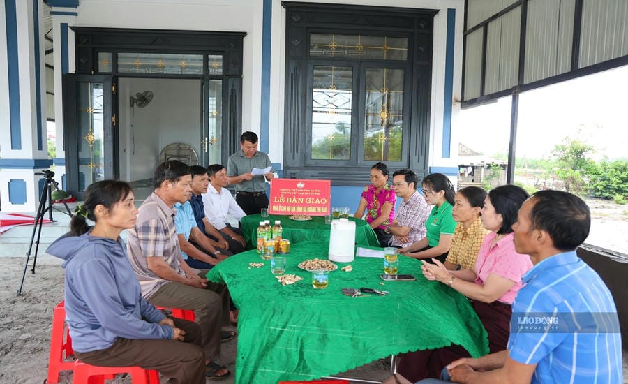 The Fatherland Front Committee of Yen Hoa commune handed over a house to Ms. Hoang Thi Dao in Yen Hoa commune. Photo: Tran Tuan