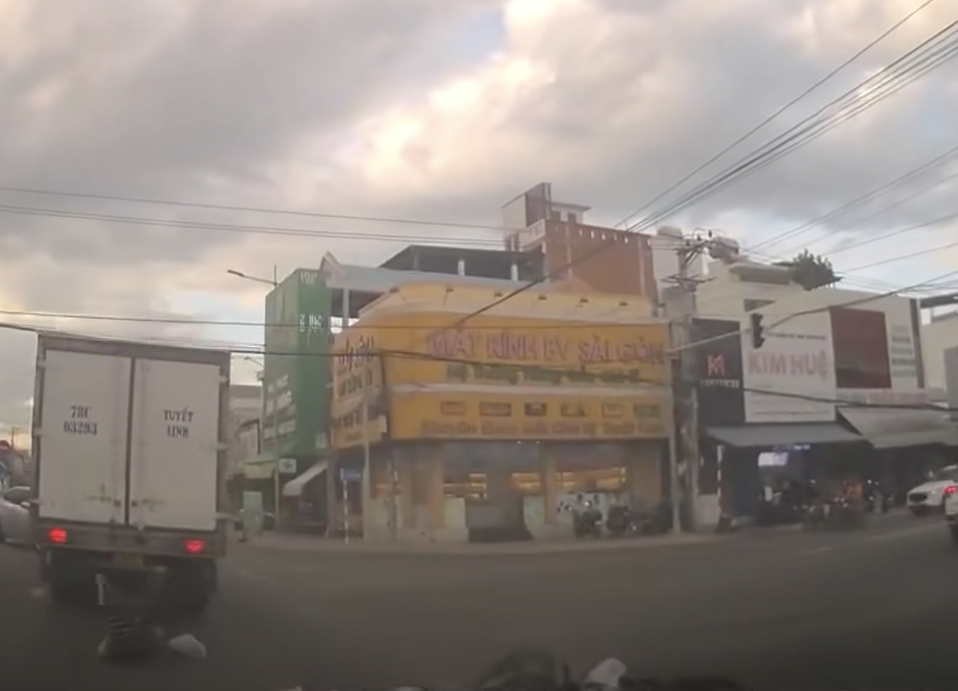 Functional agencies are investigating the accident that killed two motorcyclists. Photo: Thien Duc
