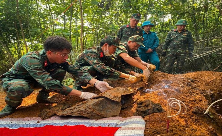 열사 유해 발굴 및 수습팀(임시), 라오까이성 군사령부, 열사 묘 발굴 및 발굴 조직. 사진: 안비