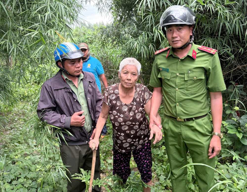 Police find a lost old woman in the deep forest after 2 hours. Photo: Police provided