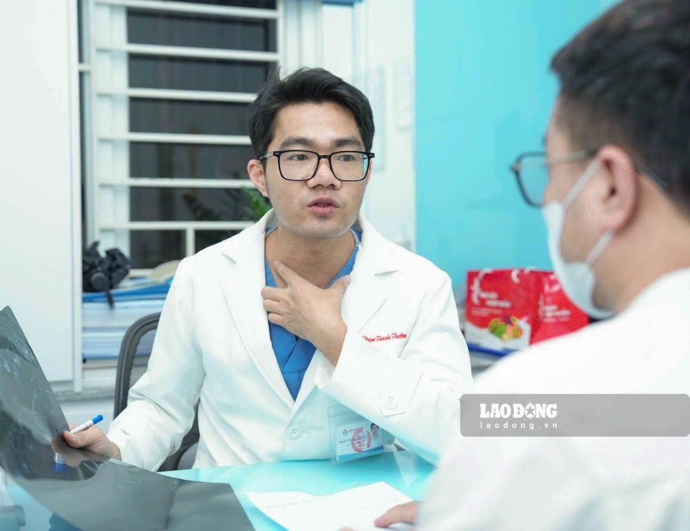 Doctors advise patients on cervical lymph nodes. Photo: Hai Pham
