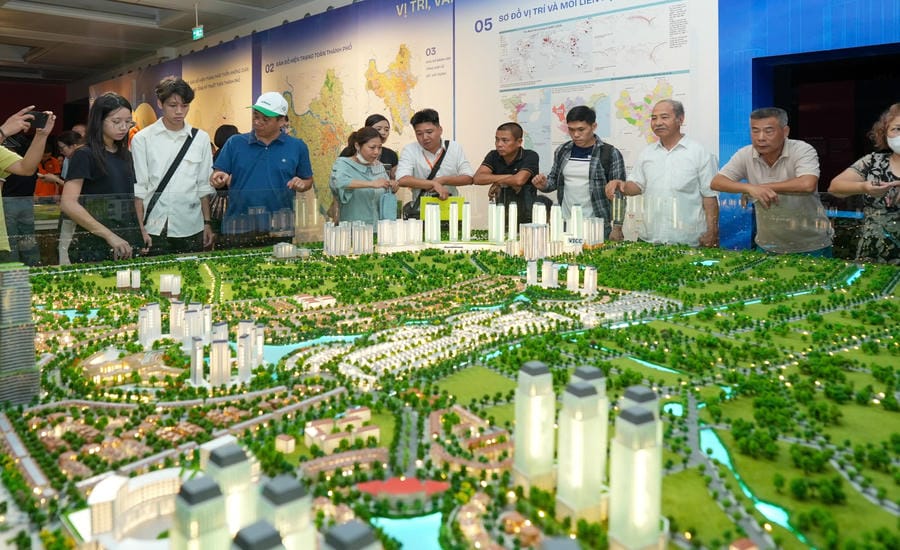People visit the exhibition "Overall Planning of the Capital, 100-year Vision" at the Hanoi Museum, June 29. Photo: Huu Chanh