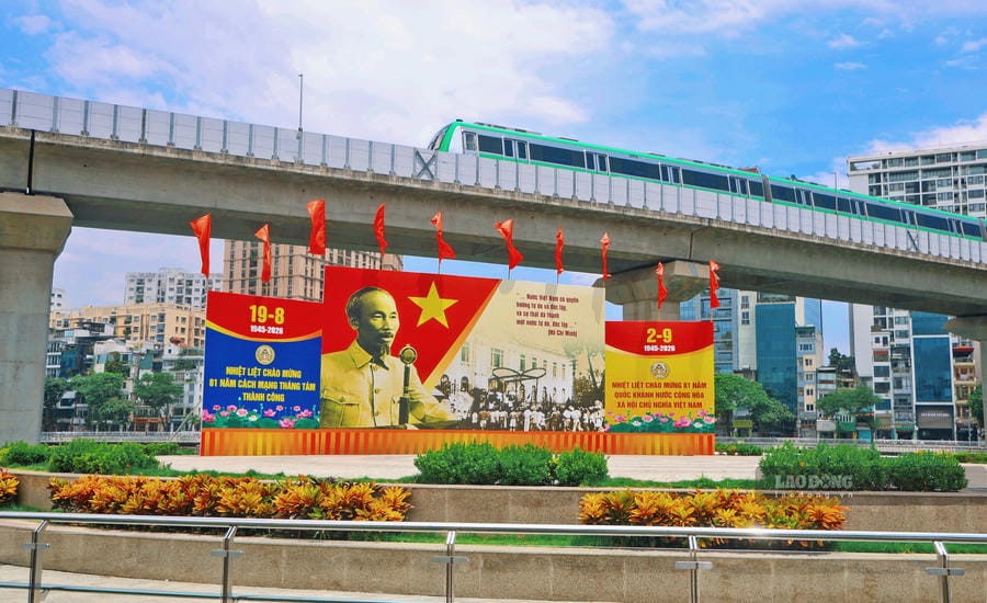 Hình ảnh banner chào mừng được đặt trang trọng tại Hồ Hoàng Cầu, ngay dưới khu vực tuyến đường sắt đô thị Cát Linh - Hà Đông (Hà Nội). Ảnh: Việt Anh
