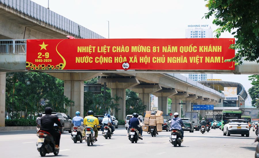 Banner tuyên truyền chào mừng ngày lễ lớn với kích thước ấn tượng được đặt trên đường Nguyễn Trãi (Hà Nội). Ảnh: Việt Anh